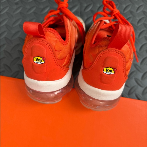 Nike Women's Air Vapormax Plus Orange Gradient Running Shoes - Picture 4 of 11